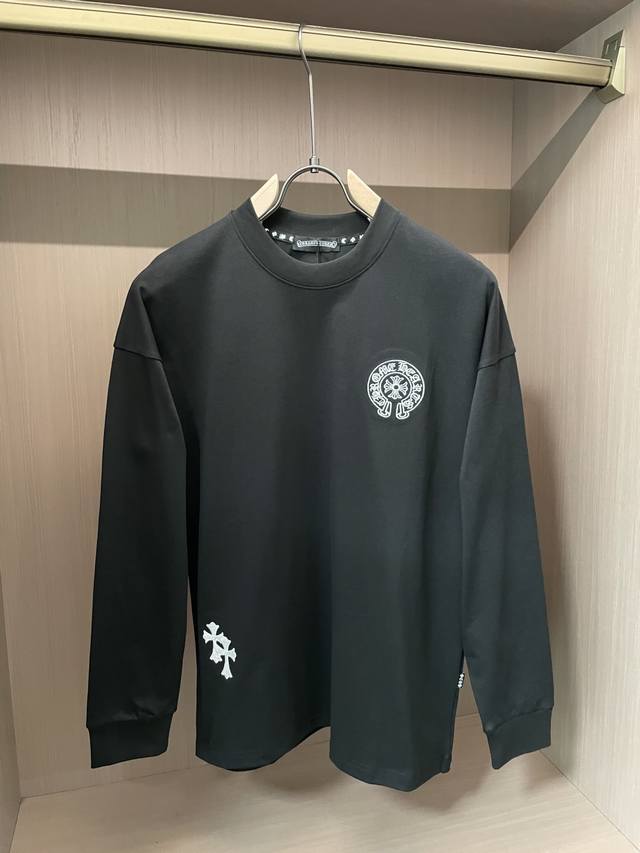 克罗心 25S秋冬最新款圆领打底套头T恤 面料采用优质精梳棉，入手便知非常柔软，上身亲肤感 极好！舒适透气修身显瘦的同时又无束缚感，胸口刺绣绣Logo图案标志点