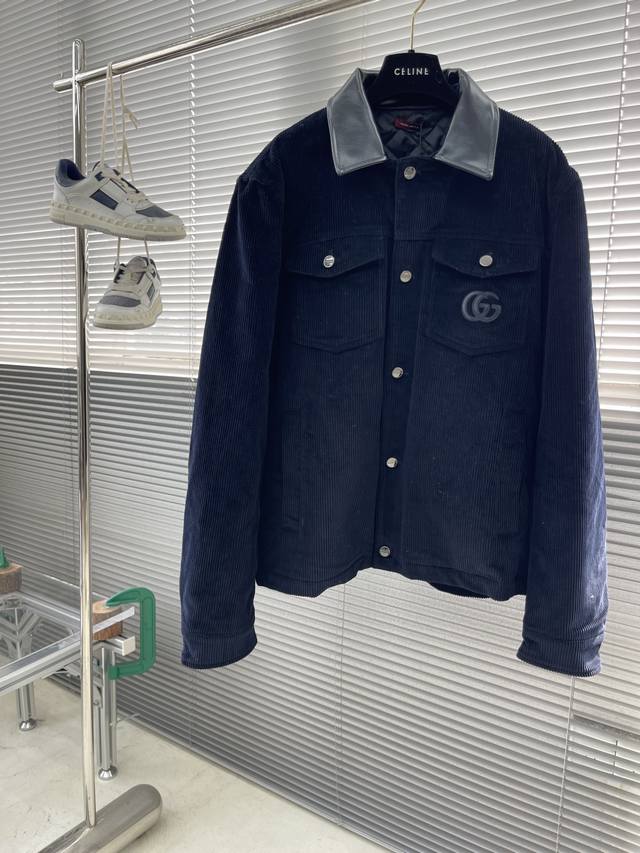 Gucc 25Ss新款夹克外套 多口袋胸前饰有经典字母标志 高版本 男女同款 码数：46.48.50.52 衣长