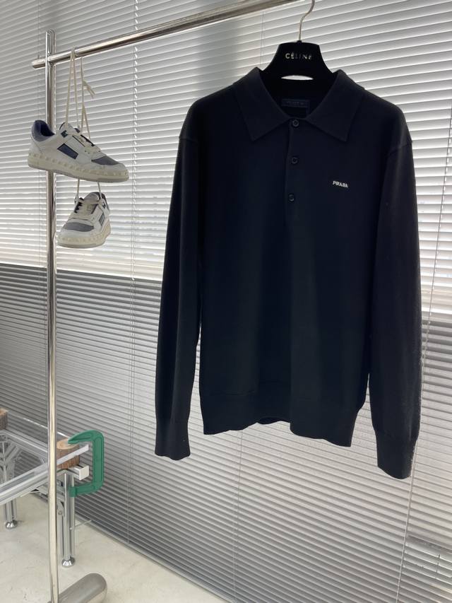 prad 25Fw新款长袖羊毛polo毛衣这款polo毛衣是衣橱中的经典单品，造型细致，运动风格优雅，采用长袖设计，并由精纺羊毛制成。柔软而简约的服装以刺绣字母
