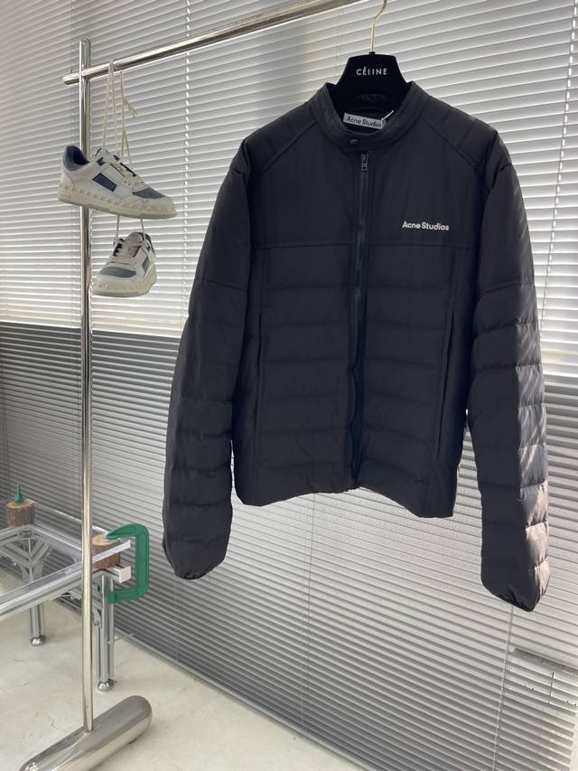 Acne 25Ss 25Fw新款立体结构羽绒服 摒弃市面通用面料 采用高支高密梭织面料： 高支高密： “高支”指纱线极细，赋予面料细腻柔软的触感和高级质感；“高