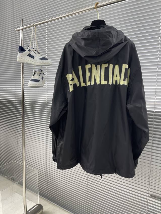 Balenciag 胶带冲锋衣 采用底部经过刮胶工艺记忆功能性料 防风防水防晒 功能性十足 背部的巴黎英文字母采用烫画 从工艺入手 能还原到原版真正意义上地1: