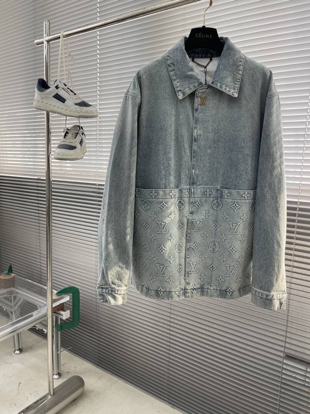 驴牌 25Ss新款限量版水洗牛仔夹克秉承路易威登升级再造理念，将源自往季系列的经典短袖衬衫巧妙化为季中外套。Monogram 压纹贴袋点睛正面，顶端 1V 纽扣