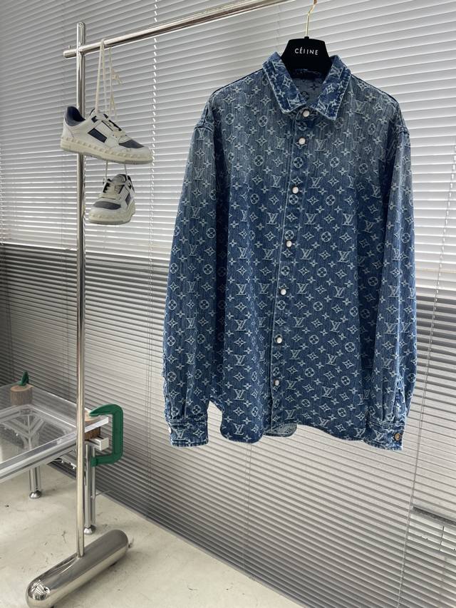 驴牌 新款时装秀的牛仔衬衫闪烁迷人，令日间造型更见出众。 衬衫外套采用牛仔布缝制，满印Monogram提花图案， 高版本 男女同款 码数：S.M.L.Xl 衣长