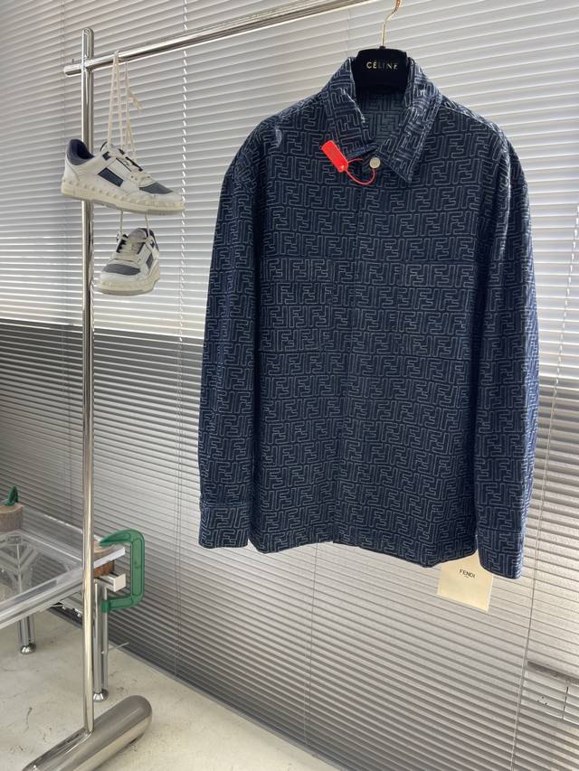 Fend Ff提花牛仔夹克 定制1:1水洗深蓝色Ff提花牛仔面料 纹理清晰 色彩鲜艳 触感细腻 舒适贴肤 以水洗深蓝色为基调 神秘而高贵 饰用Fend品牌的灵魂