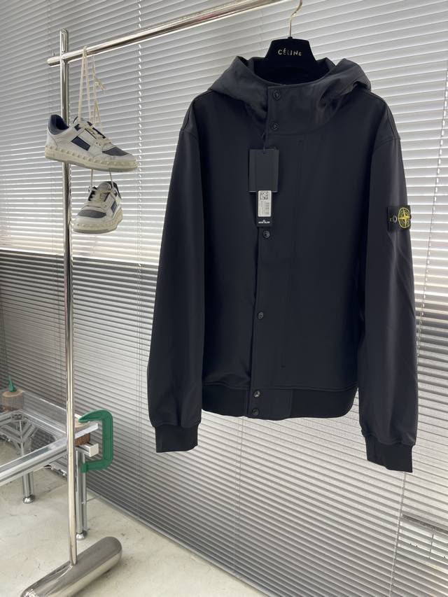 Stone Island 连帽软壳休闲夹克风衣外套，罗马尼亚订单，助你完美登岛！ 连帽的设计，向来是高街的手法，此款简约设计，两色可选。可贴可拆，必不可少的刺绣