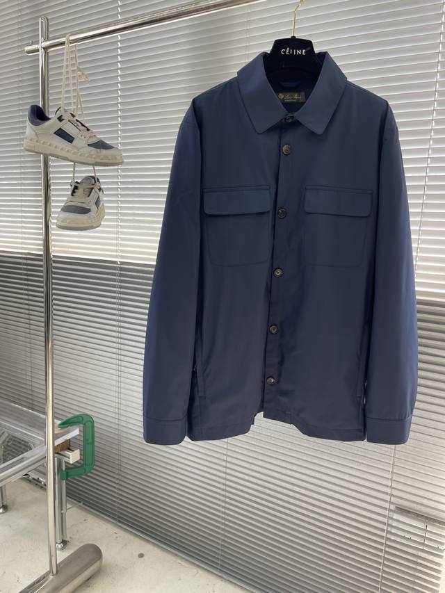 Loro piana 前襟翻盖口袋夹克 轻商务的休闲之选 在都市生活的快节奏中，男士们对于服装的需求早已超越了单纯的功能性，更追求其所能带来的风格与自信。 这款