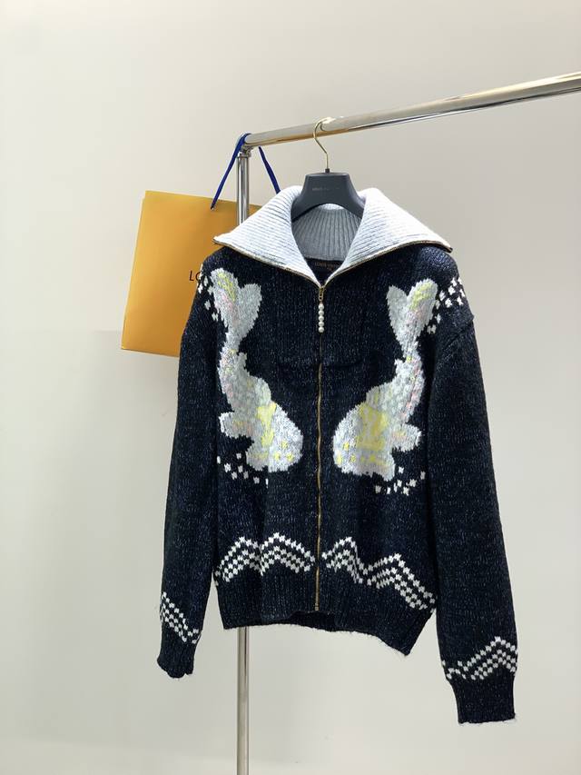 Louisvuitton 路易威登，2025秋冬最新款，专柜同步有售，原单狠货，时尚休闲针织开衫毛衣，上身很有特点！吸睛而有亮点，进口原版面料，顶级针织工艺字母