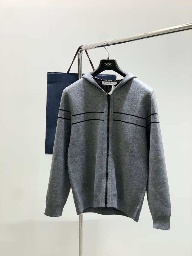 Dior 迪奥， 2025秋季新品，专柜同步有售，简约时尚连帽开衫毛衣外套，原版进口面料，舒适透气，顶级针织工艺字母图案Logo，原版五金辅料装饰，档次极高，独