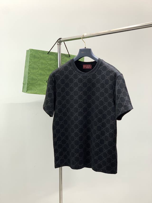 Gucci 古驰，2025夏秋最新款，专柜同步有售，原单狠货，时尚休闲圆领短袖T恤，上身很有特点！吸睛而有亮点，进口原版面料，顶级印花工艺字母图案装饰Logo，