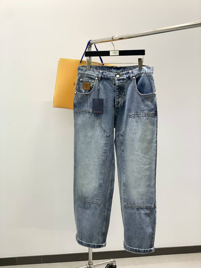 Louisvuitton 路易威登，2025秋季最新款，专柜同步有售，原单狠货，时尚休闲水洗牛仔裤，上身很有特点！吸睛而有亮点，进口原版面料，顶级印花工艺字母图