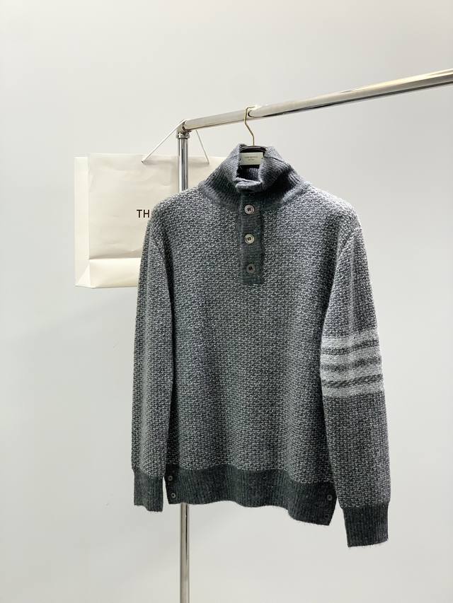 Thom Browne 汤姆 布朗 ，2025秋冬最新品，时尚休闲翻领针织毛衣，专柜同步有售，原单狠货，采用进口原版面料，舒适度极佳，顶级针织工艺字母图案Log