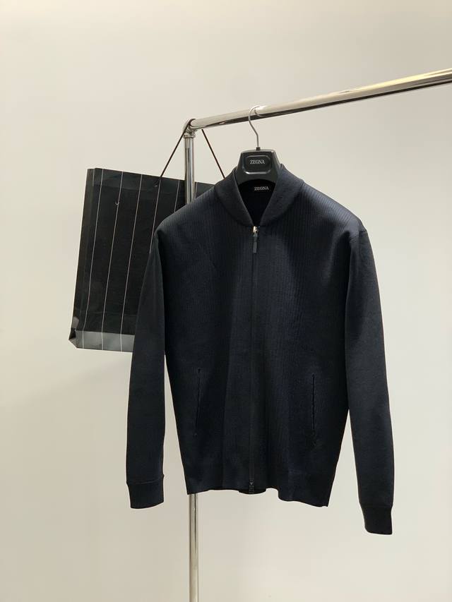 杰力亚衣服 时尚系列，独特设计， 订纱开始订染和订纺。 国内某大厂出口日本 和供应几大顶级品牌的面料。 手感软糯 , 挺阔有型 , 解决 , 洗涤变色的问题。