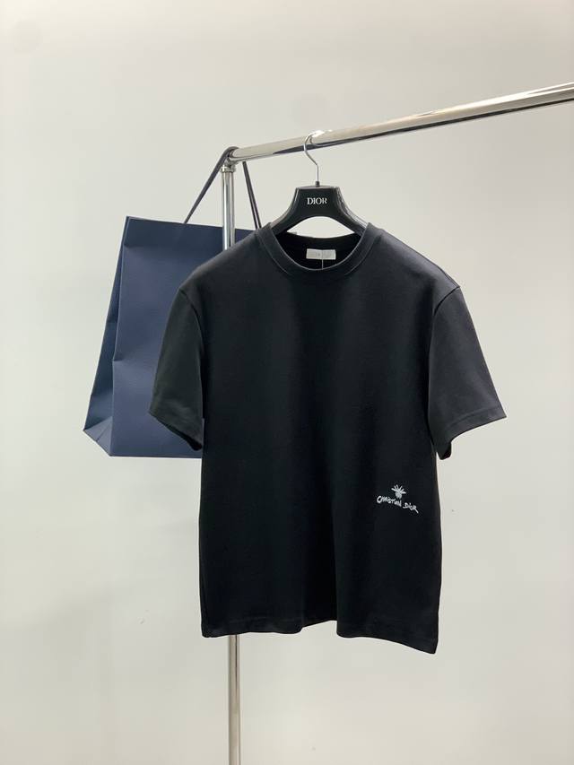 Dior 迪奥， 2025夏秋新品，专柜同步有售，简约时尚休闲圆领短袖T恤，原版进口面料，舒适透气，精致刺绣印花工艺字母图案Logo，档次极高，独特设计，上身时