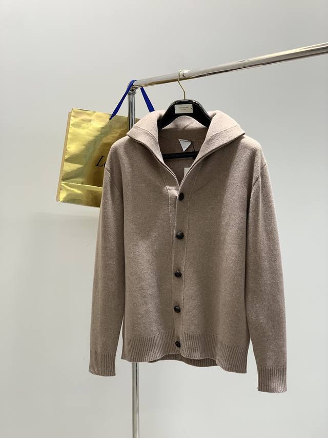 Bottega Veneta 葆蝶家，2025秋季新品，时尚休闲针织开衫毛衣，专柜同步有售，原单狠货，进口原版面料，顶级针织工艺字母图案Logo，独特设计，活力