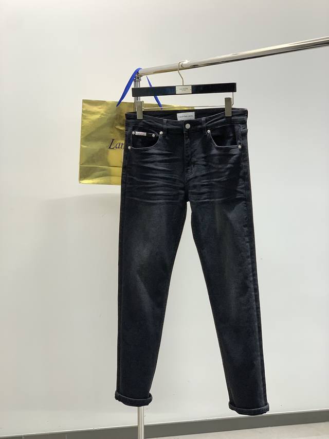 C.K Calvin Klein 2025季新款，专柜同步有售，原单狠货，水洗休闲牛仔裤，进口原版水洗弹力面料，舒适有弹性，顶级印花工艺字母图案Logo，原版五
