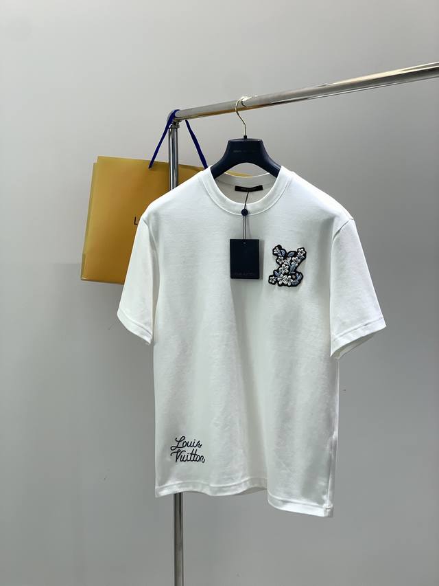 Louisvuitton 路易威登，2025夏秋最新款，专柜同步有售，原单狠货，时尚休闲圆领短袖T恤，上身很有特点！吸睛而有亮点，进口原版面料，顶级刺绣工艺字母