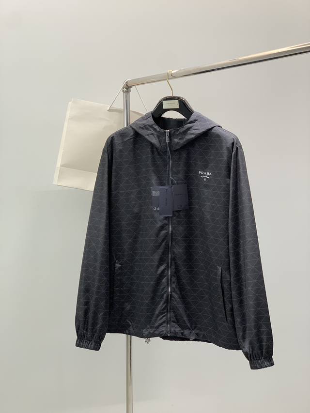 prada 普拉达，2025秋季最新品，专柜同步有售，时尚休闲连帽外套，进口原版面料，做工极为复杂，唯一可以做代购级别的渠道狠货，顶级印花工艺字母图案Logo，