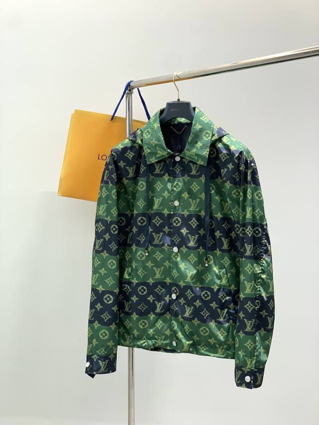 Louisvuitton 路易威登，2025秋季最新款，专柜同步有售，原单狠货，时尚休闲连帽外套，上身很有特点！吸睛而有亮点，进口原版面料，顶级印花工艺字母图案