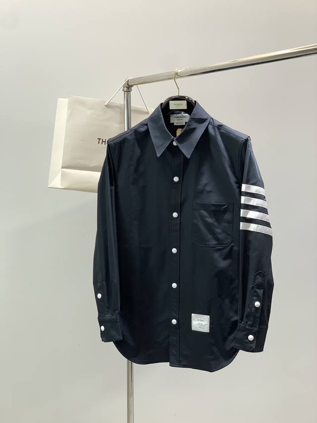 Thom Browne 汤姆 布朗 ，2025秋季最新品，时尚休闲翻领外套，专柜同步有售，原单狠货，采用进口原版面料，舒适度极佳，顶级印花工艺字母图案Logo，