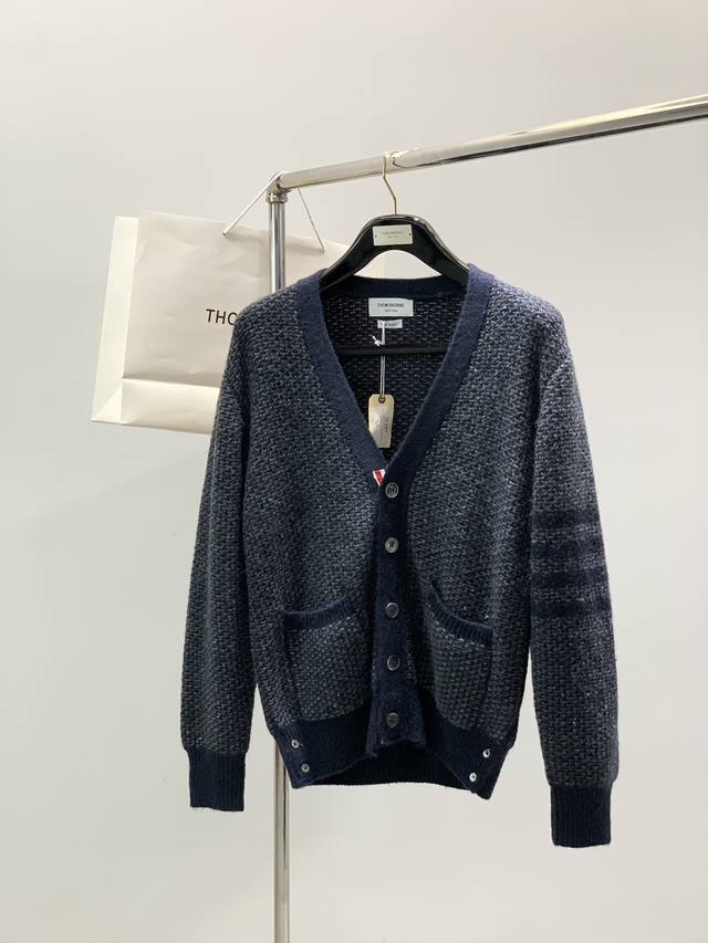 Thom Browne 汤姆 布朗 ，2025秋冬最新品，时尚休闲针织开衫毛衣，专柜同步有售，原单狠货，采用进口原版面料，舒适度极佳，顶级针织工艺字母图案Log