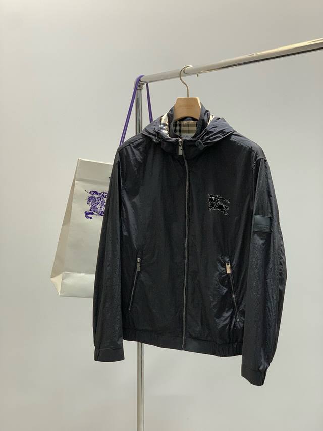 Burberry 巴宝莉，2025秋季最新品，专柜同步有售，原单狠货，时尚休闲连帽外套，进口原版面料，上身舒适透气，顶级印花工艺字母图案装饰Logo，原版五金辅