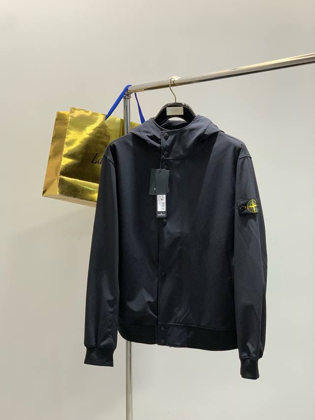 Stone Island 石头岛，2025秋季最新款，专柜同步有售，原单狠货，爆款时尚休闲连帽外套，进口原版面料，独特设计，顶级刺绣工艺字母图案装饰Logo，简