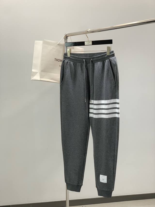 裤子 ，Thom Browne 汤姆 布朗 ，2025秋季最新品，专柜同步有售，原单狠货，采用进口原版面料，舒适度极佳，顶级印花工艺字母图案Logo，原版五金辅