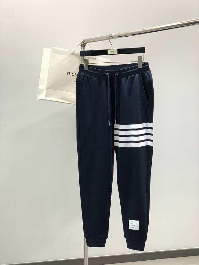 裤子 ，Thom Browne 汤姆 布朗 ，2025秋季最新品，专柜同步有售，原单狠货，采用进口原版面料，舒适度极佳，顶级印花工艺字母图案Logo，原版五金辅