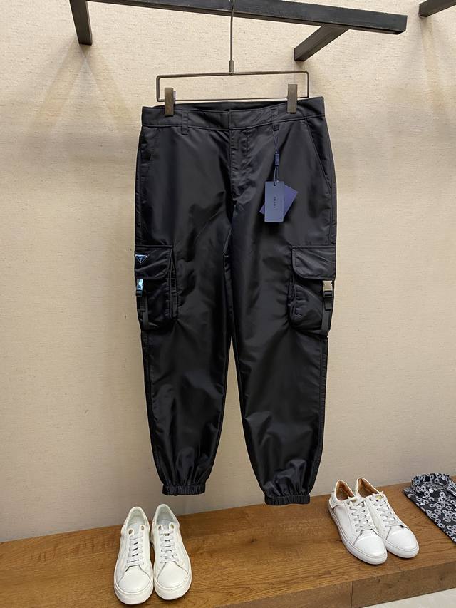 prada、尼龙Re-Nylon机能工装、早春系列依旧经典的Nylon，面料柔软舒适。 尺码：S-Xl