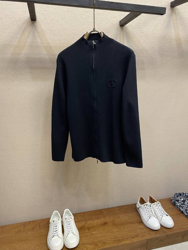 Dior、Cd字母毛织外套 毛料采用48支超细50%羊毛50%棉混纺纱线，运用进口14针毛织机双面立体织法，单件耗时270分钟 件，胸前字母开模定做硅胶立体浮雕