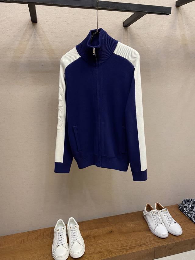 Gucci，学院风开衫毛衫外套、纱线采用100纯棉，克重高达1100克，工艺复杂，双袖拼色搭配 Logo绣花在单袖位置 前幅带有拉链，双层带有口袋 尺码：S-X