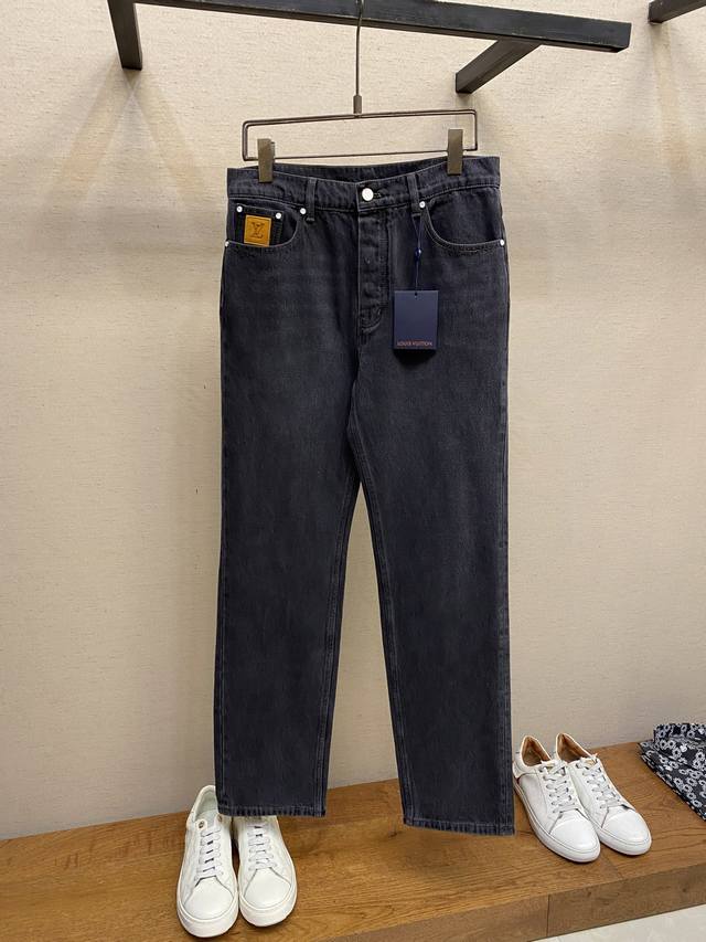 LV 25新款滑板牛仔裤 本款滑板牛仔裤选用精工丹宁布，以匠艺巧思重释经典设计、后袋处以明线刺绣 1V 字母，票袋与腰际点缀正绒面革标识贴饰，可轻松搭配各式造型