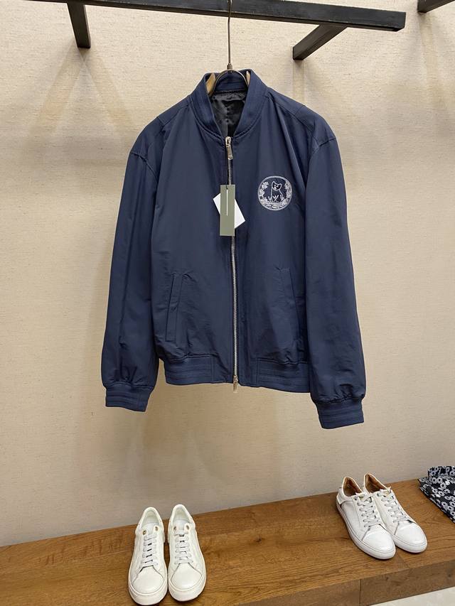 Dior，飞行员夹克展示来自 Dio And Hylton Nel 联名系列的 Dio For My Real Friends 标志。采用海军蓝色棉质混纺面料精