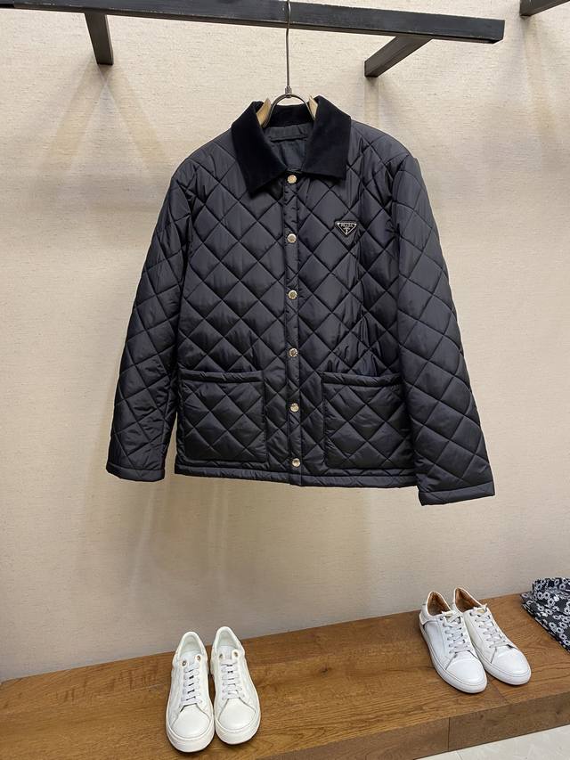 prada 普拉达三角标菱格新款棉服 独家首发，选用环保材质使用Re-Nylon再生尼龙这种材质通过提纯海洋塑料减少了环境污染这是prada最经典的面料拆解原版