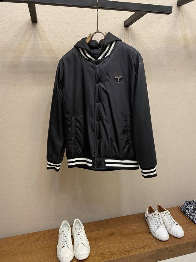 prada、普拉 男士可拆卸帽棒球款棉服，贸易公司渠道货，25F W秋季新品，高端代工出品，品相完美如斯，官宣模特穿搭单品，王牌级爆款担当，俨然属于经典招牌教科