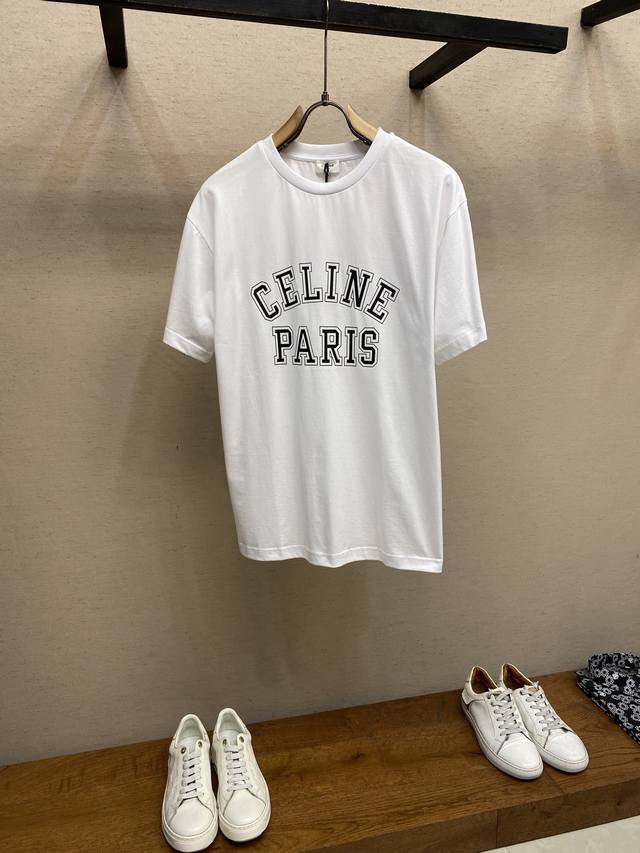 Celine、描边字母印花圆领短袖 原,100购买；纯棉质面料、撞色字母印花、宽松版型、圆领短袖、衣领饰有罗纹、全套辅料配备 # 特定丝光长绒棉面料 采用50S