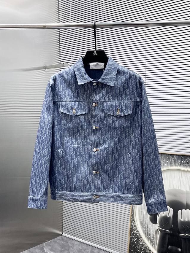 迪奥 Dior 2025新款 翻领 牛仔 夹克 外套，高端版本！专柜定制面料 透气舒适度高，细节无可挑剔，品牌元素设计理念，体现高品质。手感细腻柔软！呈现休闲裁