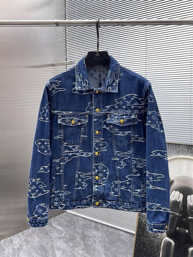 路易威登 Lv 2025新款 翻领 牛仔 夹克 外套，高端版本！专柜定制面料 透气舒适度高，细节无可挑剔，品牌元素设计理念，体现高品质。手感细腻柔软！呈现休闲裁