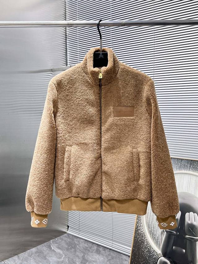 路易威登 Lv 2025秋冬装新品 专柜同步 极简彩色绒毛拉链开衫外套，特别正！密度高保暖性强，细腻顺滑，没有市面上许多大衣那种粗糙扎手的感觉。挺括修身有型，剪