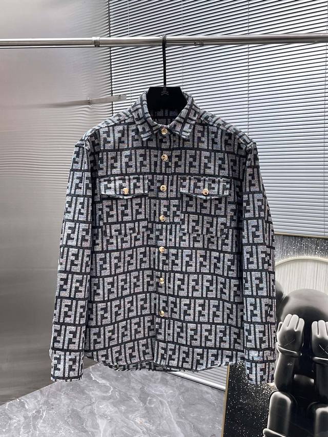 芬迪 Fendi 2025新款 翻领 牛仔 夹克 外套，高端版本！专柜定制面料 透气舒适度高，细节无可挑剔，品牌元素设计理念，体现高品质。手感细腻柔软！呈现休闲