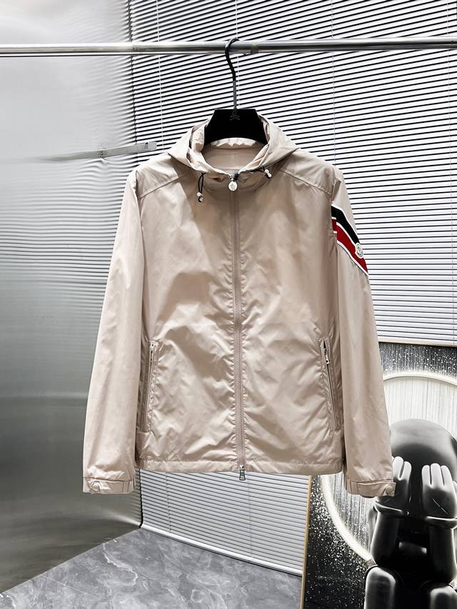 蒙口 Moncler 2025Ss新款 连帽 夹克 外套，高端版本！专柜定制面料 透气舒适度高，细节无可挑剔，品牌元素设计理念，体现高品质。手感细腻柔软！呈现休