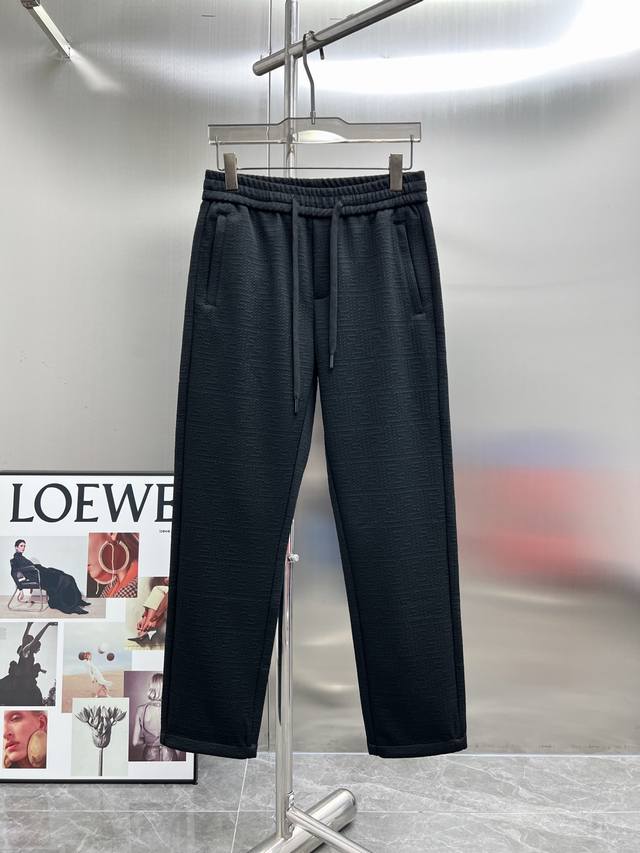 芬迪 Fendi 2025Ss早秋新款男士休闲裤 长裤，高端版本！专柜定制面料 透气舒适度高，细节无可挑剔，品牌元素设计理念，体现高品质。手感细腻柔软！呈现休闲