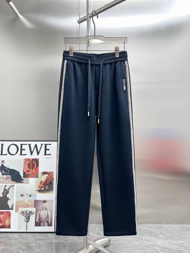 迪奥 Dior 2025Ss早秋新款男士休闲裤 长裤，高端版本！专柜定制面料 透气舒适度高，细节无可挑剔，品牌元素设计理念，体现高品质。手感细腻柔软！呈现休闲裁