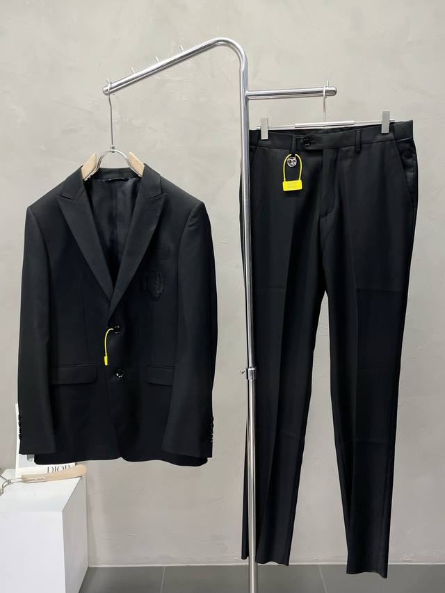 套。单西 、西裤 。Dolce&Gabbana杜嘉班纳春秋新款西服套装，外贸公司订单 简约休闲西装外套，独家专供进口原版聚酯纤维面料，透气柔软保暖性很强，笔挺垂