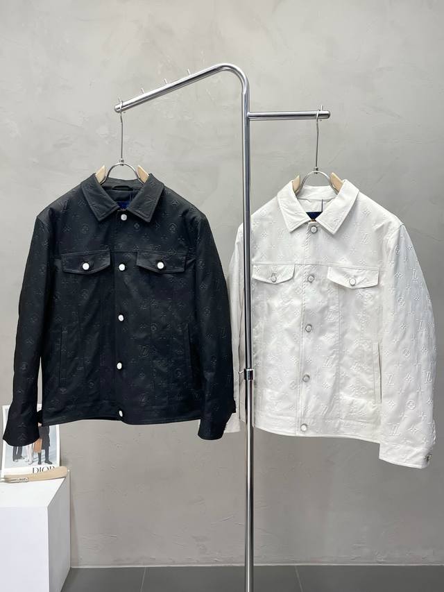 羽绒服- Louis Vuitton路易威登独家专供新款翻领羽绒服。提花Logo满印羽绒夹克。贸易公司渠道稀出，降温天气必备的保暖单品，不论是日常还是户外运动都
