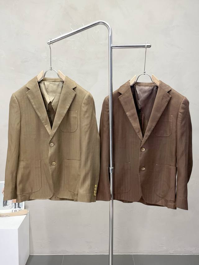 Lp-Loro piana诺悠翩雅独家专供新品时尚休闲西服。进口原版亚麻面料，柔软舒适，上身舒适透气，独特设计风格，无论是单穿还是搭配，都是百搭单品，彰显了年轻