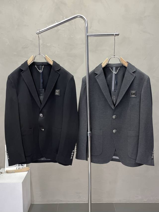 Zegna杰尼亚新款西服。外贸公司订单 简约休闲西装外套，独家专供进口原版聚酯纤维面料，透气柔软保暖性很强，笔挺垂感十足，整件衣服车工走线整齐平整，所有五金附料