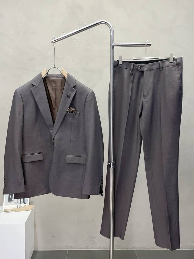 套。Zegna杰尼亚新款西服套装，外贸公司订单 简约休闲西装外套，独家专供进口原版聚酯纤维面料，透气柔软保暖性很强，笔挺垂感十足，整件衣服车工走线整齐平整，所有