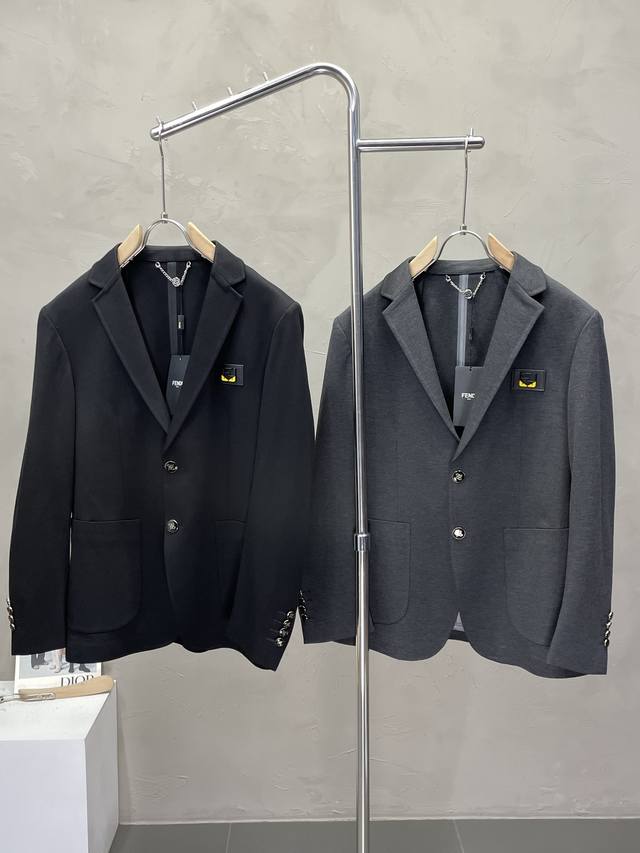 Fendi芬迪新款西服。外贸公司订单 简约休闲西装外套，独家专供进口原版聚酯纤维面料，透气柔软保暖性很强，笔挺垂感十足，整件衣服车工走线整齐平整，所有五金附料都