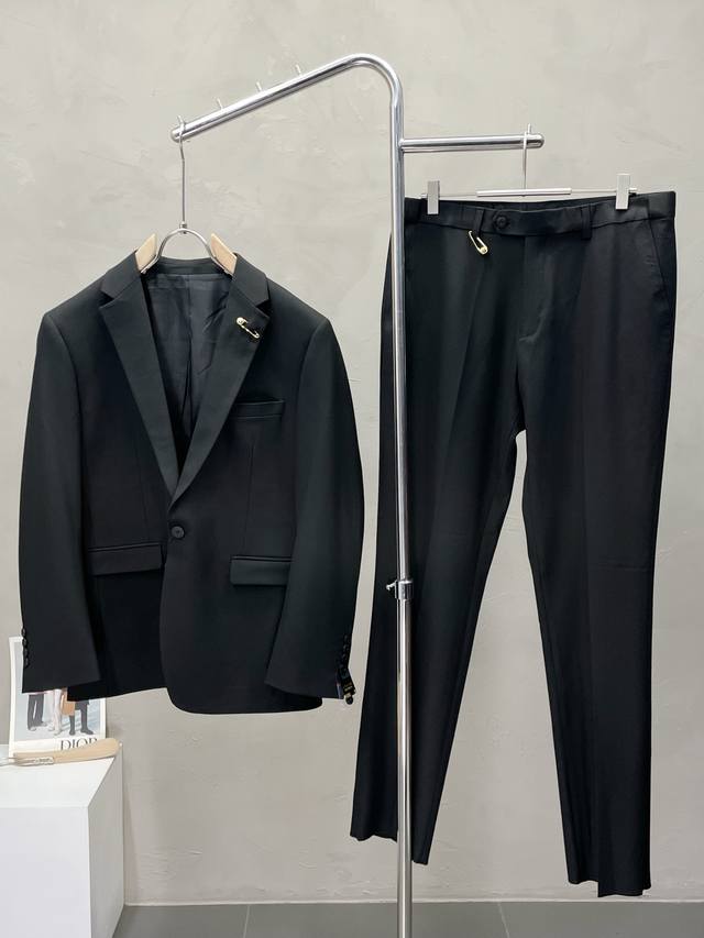 套。Versace范思哲新款西服套装，外贸公司订单 简约休闲西装外套，独家专供进口原版聚酯纤维面料，透气柔软保暖性很强，笔挺垂感十足，整件衣服车工走线整齐平整，